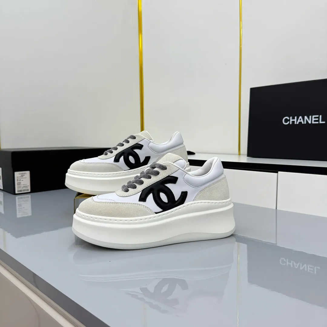 👟👟Ex-factory price 660👟👟 Top version! Chanel Chanel panda shoes! 2025 counter's top casual sports shoes. This classic design; the upper is electro-embroidered with a variety of techniques; the outsole is fashionable and sporty; the unusual inclusion of a variety of color matching elements... The diversified mix and match is very good-looking and versatile, and can be used for leisure, fashion, sports, and outdoor... ꫛꫀꪝ Go➫ Materials: ❶Upper made of: original imported first-layer silk cowhide + original waterproof cloth + original first-layer cowhide ❷Inner lining: Original Yangli+wang ❸ Outsole based on: Original TPU combination outsole Counter boutique packaging complete set for women 35–41